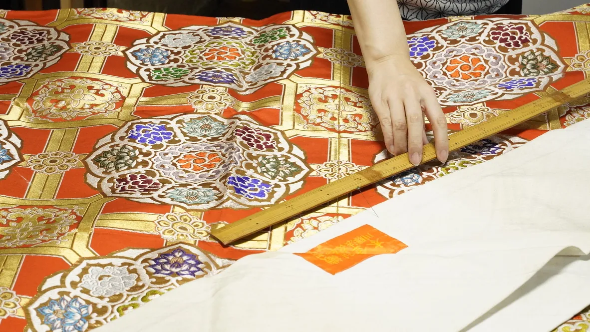 Measuring orange brocade